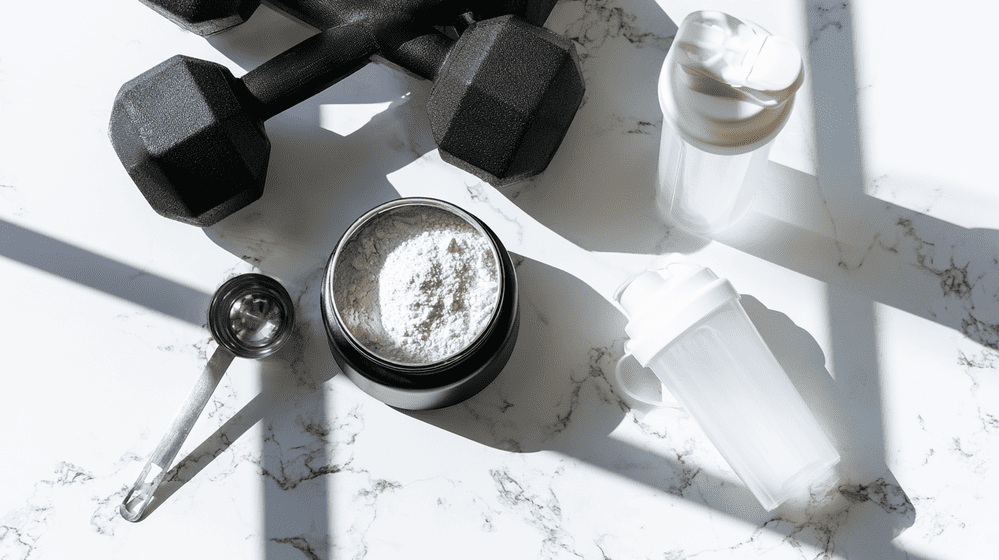 bovenaanzicht van creatine en krachttraining supplementen